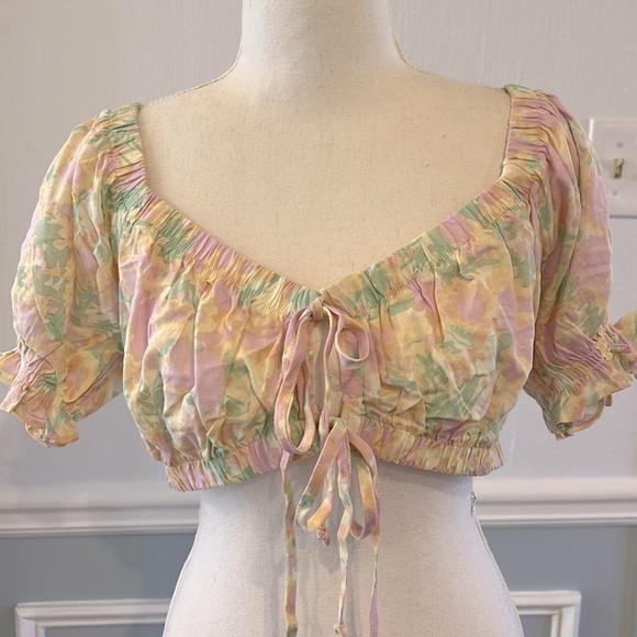 LIKE NEW PASTEL FLORAL TIE RUFFLE SLEEVE CROP TOP - SIZE S - Picture 1 of 8